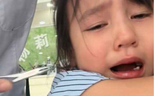 Pengalaman pertama anak berusia 5 tahun dengan pencabutan gigi...