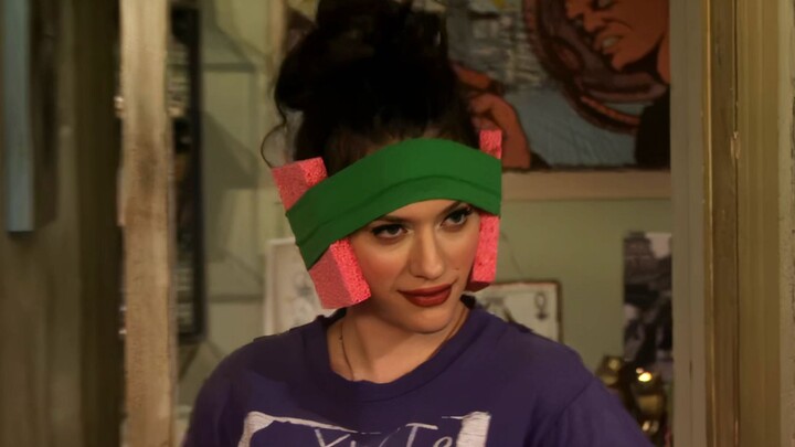 Oleg “làm chuyện ấy” xuyên trần nhà, kèm theo một quả bóng bowling tặng kèm