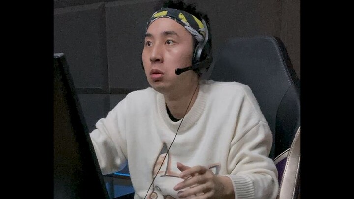 Kamu yang bermain game di rumah saat Tahun Baru