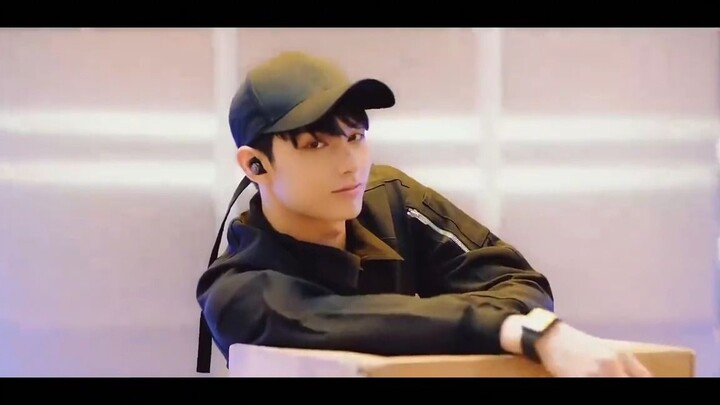 Kiến thức lạ thú vị! Trong MV BOOM BOOM năm 2016, anh chàng này nổi tiếng khắp nơi chỉ vì quá điển t