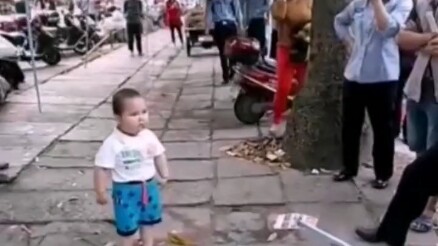 Đứa trẻ nhỏ bảo vệ bà mình đến mức lao vào xô xát với đội quản lý đô thị, thật sự dễ thương quá đi!