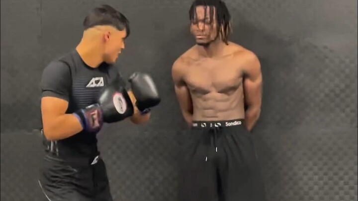 Abdominal muscle resistance test, hit by MMA athletes, the last guy is really resistant to hits