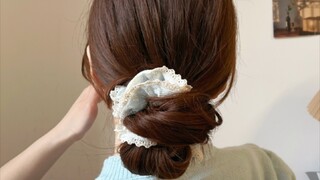 ربطة شعر واحدة تكفي لإطلالة مفعمة بالحيوية والانسيابية! ضرورية لذوات الشعر المسطح!