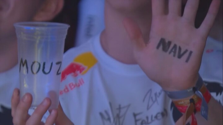 Great directing job! After NAVI lost points, the streamer instantly played the footage in reverse—pu