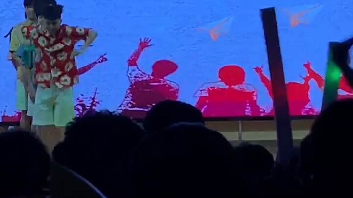 Students from a 211 university performed Teacher Han Peiquan's "Go Wherever You Fall In Love" at a g