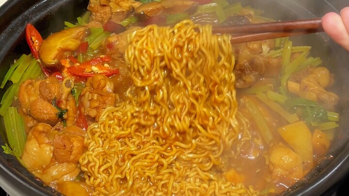 บอกลาลัทธิบริโภคนิยม | ทำอาหารเอง มื้อที่ 70 “หม้อไฟไก่เผ็ด” ใช้งบแค่ 24 หยวน ไม่เกินจริงเลยถ้าจะบอก