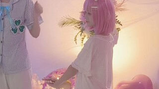جريئة جدًا، أتت لتسجيل الرقص وهي ترتدي ملابس النوم؟