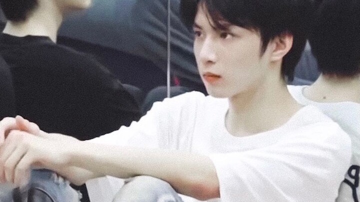 The genius lead dancer is back with his “Criminal” studio practice! Who’s going crazy for Liu Yaowen