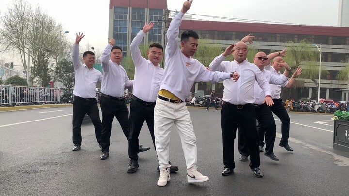 Xu Huaiyu's "Treading the Waves", a song that supports a square dance, is indeed the memory of a gen