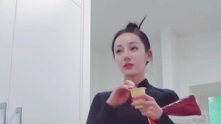 [Dilraba] Dia terlihat sangat cantik dengan rambut diikat santai, dan dia bahkan menghentakkan kakin