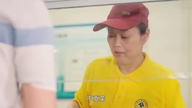 Poor students only eat rice and skip the dishes in the cafeteria—not everyone has a life free from f