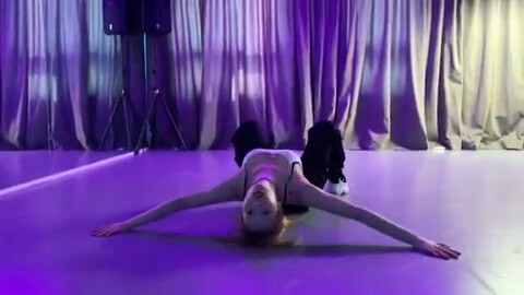 [Kim HyunA] 190323 Hyuna dances in the practice room to Olivia O’Brien’s “care less more”
