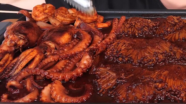 ASMR MUKBANG _ SPICY BLACK BEAN SEAFOOD & MUSHROOM SQUID OCTOPUS SAUSAGE EATING 버섯 해물찜 먹방!