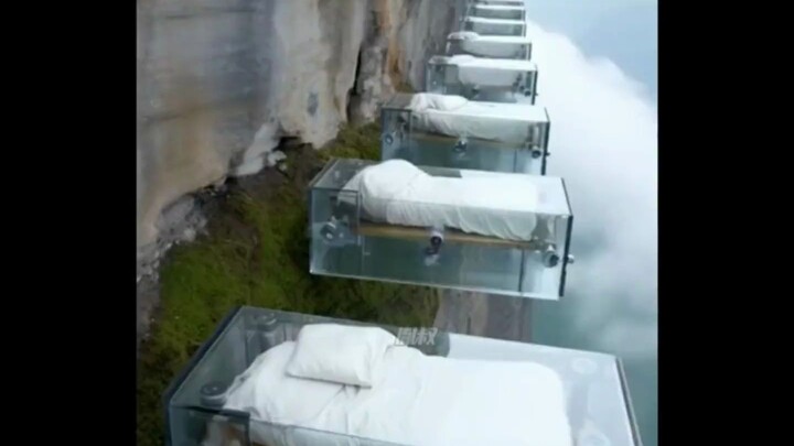 คุณกล้าพักที่เกสต์เฮาส์ริมหน้าผาแบบนี้ไหม?