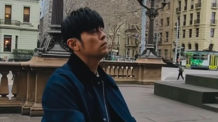 Jay Chou plays "The Promise of the Dandelion" on the streets of Melbourne.