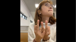 Di kelas, saya belajar tutorial tentang cara membandingkan tiga titik jari tengah sekaligus! Ayo bel
