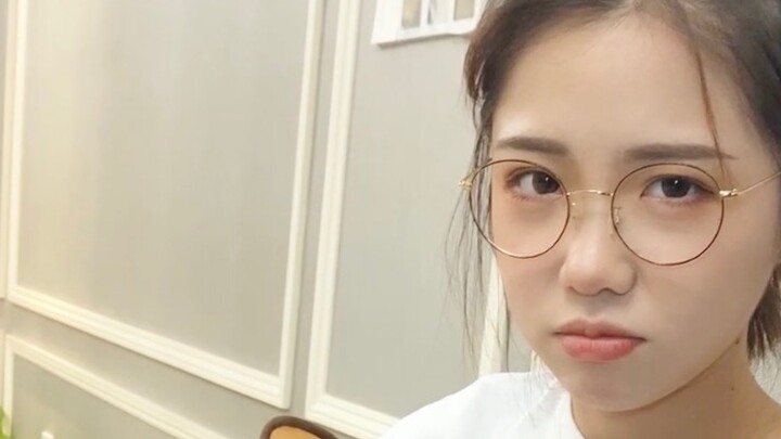 Kalau aku kasih kado sama Xiao Su, pasti dia bakal bantuin aku. Pas ketemu ibunya, aku jadi makin pe