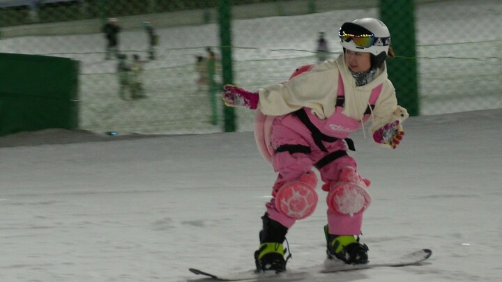只顾拍摄战鹰滑雪，没注意背后危险来临！