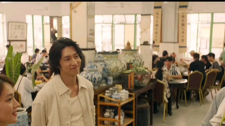 Handsome dad, beautiful mom, a harmonious family atmosphere—whose heart wouldn’t yearn to join such 