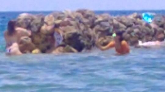 Gusto daw nya siya ang mag video 🤣 pero di sumang ayon ang dalawang babae.