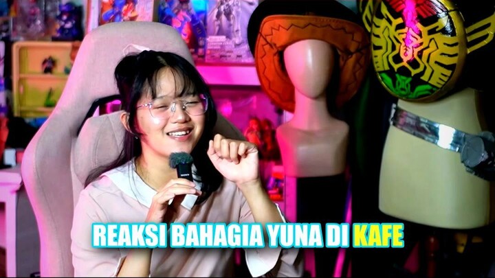Reaksi Bahagia Yuna di Kafe