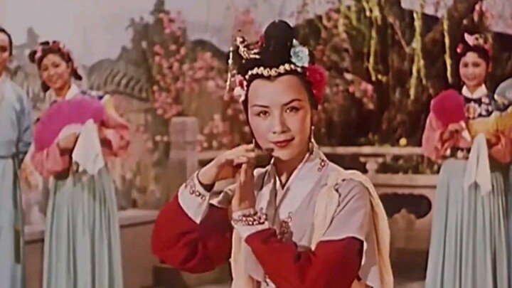 The older generation artist Zhao Qing danced with water sleeves in eighteen different ways and it wa