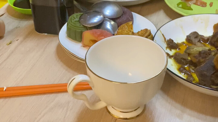 فجأة قالت الجدة البالغة من العمر 83 عامًا: "لقد خسرنا مباراة الرياضات الإلكترونية أمام فريق كوريا ال