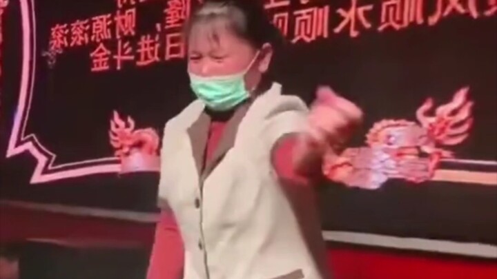 Dia istri siapa, juga ibu siapa—hidup memang nggak mudah!