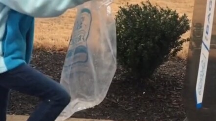 Cô gái: Đợi mãi mà vẫn chưa thấy đâu.