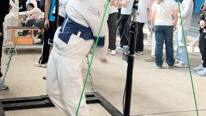 Pria besar berhasil meraih nilai sempurna pada tes fisik pull-up