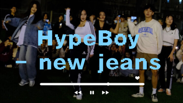 Buổi biểu diễn đường phố "Hype Boy" của các sinh viên y khoa (không khí thật tuyệt!