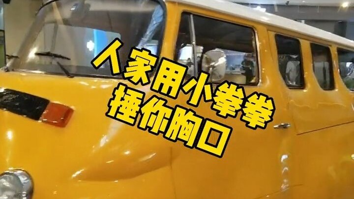 Mỗi ca đêm, sau khi bán hết hàng, mọi người lại tụ tập ở quầy lễ tân xem náo nhiệt.