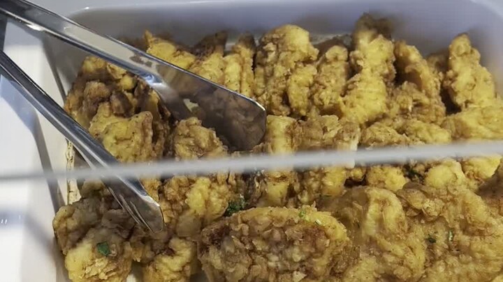 مطعم جامعة دبي يجتاز محنة الاختبار: ماذا تأكل مقابل 60 يواناً على الغداء؟