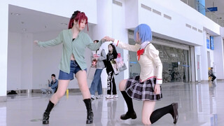 Saya mencoba menarikan versi merah dan biru Yuri Kame di konvensi komik [magnet/cosplay Puella Magi 