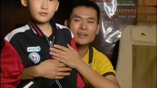 孩子，跟着我你受苦了，爸爸没有什么能力，但是我尽我所能给你一个幸福的童年