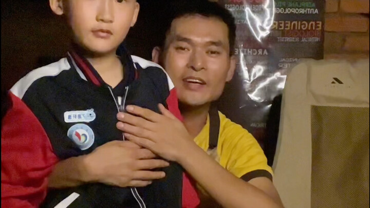 孩子，跟着我你受苦了，爸爸没有什么能力，但是我尽我所能给你一个幸福的童年