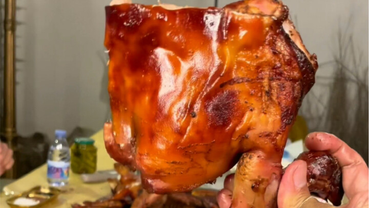 没想到长这么大第一次吃烤乳猪居然是自己烤的，事实证明这玩意该贵....