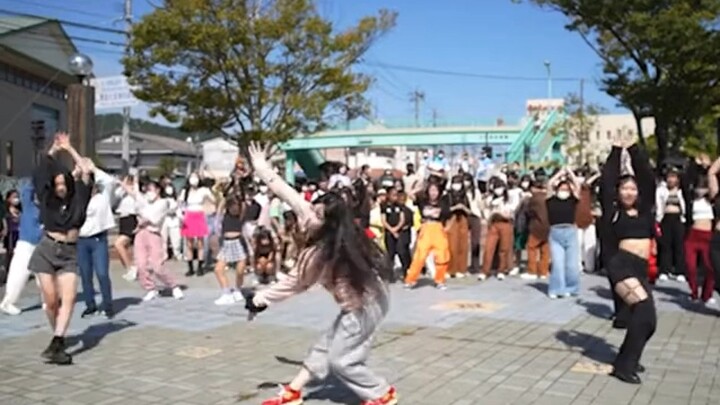 Niki's sister, Konon-chan, is killing it on a random dance—this whole family are dance gods!