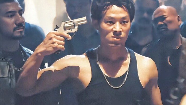 ชายคนหนึ่งบรรจุกระสุนลงในปืนพก แล้วในวินาทีถัดมาเขากลับยิงหัวตัวเอง!