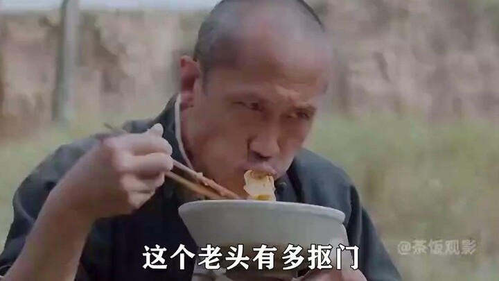 That old man is such a cheapskate—he even skimps on the chili when eating noodles, and only cares ab