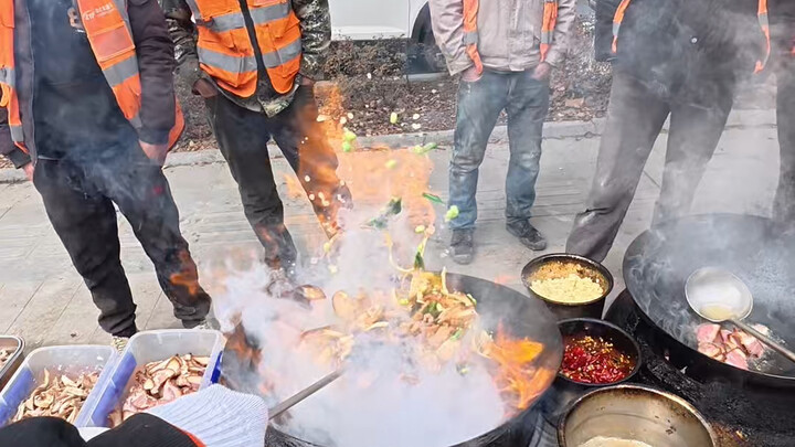 طبخ الطعام في موقع البناء