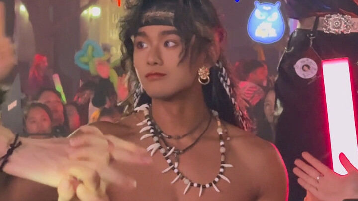 الدبابة ذات البشرة السمراء والثدي الكبير تغازل الزبائن مباشرةً في الموقع