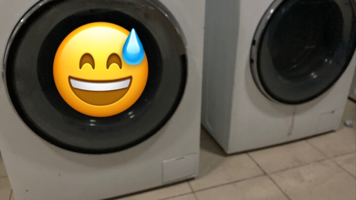 Máy giặt trong ký túc xá đúng là cái gì cũng có thể cho vào giặt được!