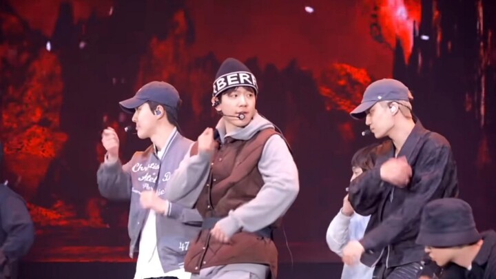Nhìn khắp làng K-pop thì đây đúng là phong cách ăn mặc cực kỳ bùng nổ, hahaha [Byun Baekhyun]