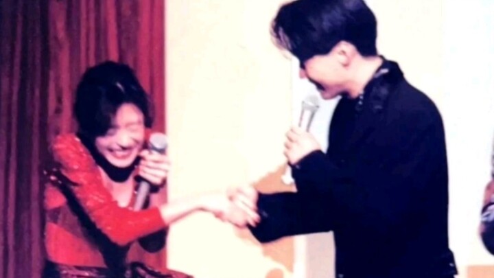 Even goddesses get shy when they meet a handsome guy!