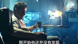 男人发现沙发是一台时光机，疯狂购买彩票后，最终迷失了自己