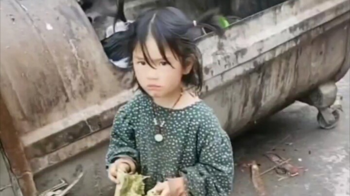 Ngày 28 tháng 4, tại thị trấn Văn thuộc Enshi, tỉnh Hồ Bắc, cô bé nhặt rác bên cạnh đống rác.