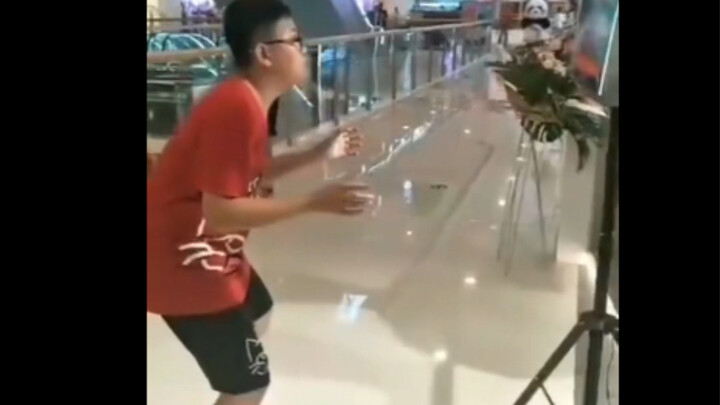 วิดีโอฝึกฝนร่างมนุษย์ของอุลตร้าแมนรุ่นแรกสมัยก่อน