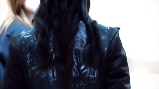 到底是谁教黄子这样走路的啊！！？我真的服了，帅晕了，谁懂这几步的含金量