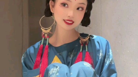 Jubah kerah bulat ala Dinasti Tang, aku suka banget! Pas dipake keliatan imut banget, para istri bur